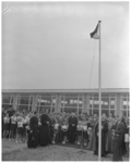 126-1 Mgr M.A (Martinus Antonius) Jansen hijst de vlag bij de ingebruikneming van het nieuwe terrein van RKSV ...