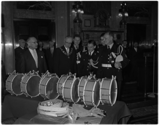 1261 Burgemeester Van Walsum bekijkt in de Burgerzaal nieuwe trommels voor de jubilerende politieharmonievereniging ...