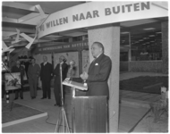1266 Mr. Klaasesz, commissaris van de koningin in Zuid-Holland, opent de tentoonstelling in Bijenkorfpaviljoen ...