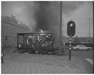 12667 Brandende vrachtauto op het Weena ter hoogte van het Centraal Station.