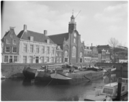 12705 Binnenvaartschepen in de Aelbrechtskolk te Delfshaven met de Oude- of Pelgrimsvaderkerk.