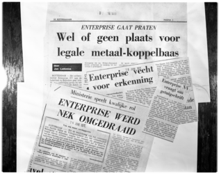 12803 Krantenknipselcollage 1971 over koppelbazenzaak Enterprise in Schiedam.