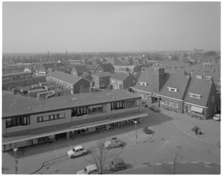 12804 Gezicht op Berkel en Rodenrijs vanaf de kerktoren; de Nederlandsche Middenstandsbank (midden).