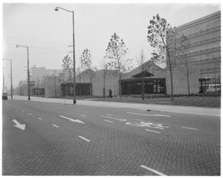 12818 Stenen paviljoenen van C'70 op het Weena ter hoogte van stationspostkantoor en richting Hofplein