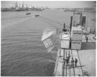 12903 Filmopnamen door cineast Pim Korver van containertesten op roll-on/roll-off steiger aan de Merwehaven.