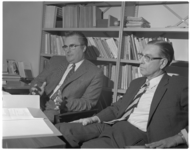 13025 Twee hoogleraren van de Nederlandse Economische Hogeschool, rechts prof. dr. W.H. Somermeyer.