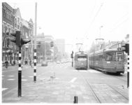 13052 Tramlijn 5: RET-tramrijtuig 612 passeert rijtuig 614 op het kruispunt Schiekade met de Proveniersstraat en ...