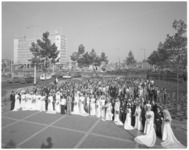 13059 Tweehonderd bruidsparen als groep bijeen op het plein van het Hiltonhotel aan de zijde van het Weena.