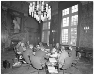 13210 Burgemeester W. Thomassen en de wethouders in vergadering in stadhuis.