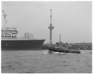 13221 Schip Havendienst 15 passeert HAL-schip 'Volendam'.
