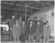 13267 Groep gastarbeiders in de Coca Cola-fabriek in de Spaanse Polder (Schiedamse gedeelte).