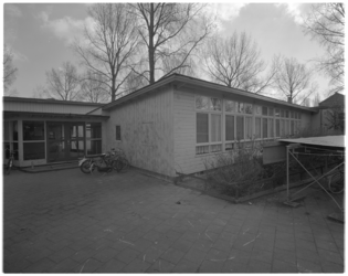 13278 Houten school in de Zonnebloemstraat (Kleiwegkwartier).