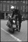 1335 Motoragent bij hoofdbureau Haagseveer; zijn motor is uitgerust met mobilofoonapparatuur.