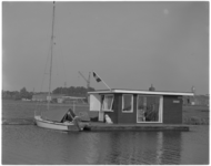 13399 Recreatiewoning en zeilboot van fotograaf Ary Groeneveld aan de Kagerplassen.