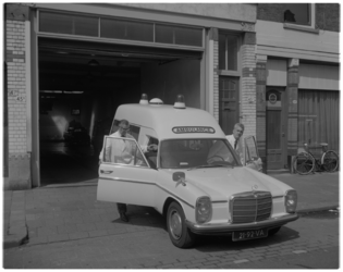 13450 Ambulance van firma Bornkamp verlaat de wasstraat aan de Schietbaanlaan.