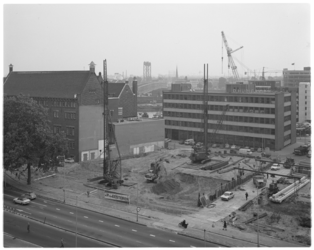 13568 Bouw van nieuw kantoor voor de Nieuw Rotterdam Groep aan de Blaak 16 naast het bankgebouw van Mees & Hope; op de ...