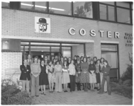 13587 Personeel van confectiebedrijf Gebroeders Coster BV, opgesteld voor kantoor aan de Meeuwensingel in Capelle aan ...