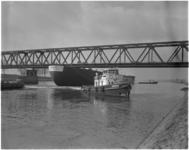 1359-2 De 20.000 ton metende supertanker 'Tahama', gebouwd bij scheepswerf Verolme-Heusden, past nèt onder de bruggen ...