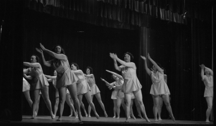 1378 Groep dames voeren ritmische oefening uit op het toneel van zaal Odeon.