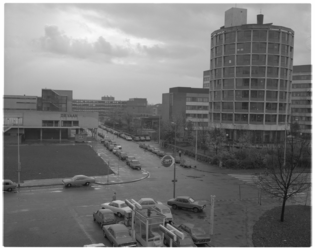 13783 Overzicht vanaf de Motorstraat richting Montessoriweg: rechts het Ikazia-ziekenhuis en het zusterhuis, links ...