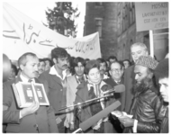 13796 Moslims demonstreren voor het stadhuis in aanwezigheid van de wethouders Jan van der Ploeg en Elisabeth Schmitz, ...