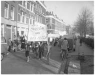 13818 Demonstratie in de Vredenoordbuurt voor het behoud van speelruimte aan de Blaardorpstraat.