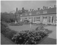 13853-1 Hofje Vrouwe Groenevelt's Liefdegesticht (1902) aan de Vijverhofstraat in de Agniesebuurt.