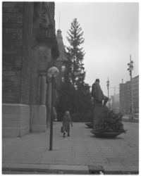 13872 Noorse kerstboom voor stadhuis aan de Coolsingel. Rechts daarvan het standbeeld van Hugo de Groot.