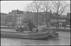 1390-2 Baggervaartuig in de Zalmhaven, met gezicht op de noordzijde van de Zalmhaven, o.a. het bedrijfspand van ...