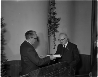 1464-1 Mr. J. Klaasesz, commissaris van de Koningin in Zuid-Holland, (links) overhandigt de jaarprijs 1958 aan de ...