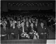 1464-2 Aanwezigen in de Groote Schouwburg ter gelegenheid van de opening van de Week van de Fotografie 1958. Op de ...
