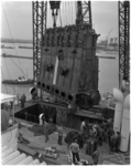 1473 Een scheepsmotor (230.000 kilo), gebouwd bij scheepsbouwbedrijf Nederland (Verolme concern-Bolnes), wordt door ...