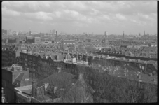 1475-2 Overzicht vanaf de RVS-flat aan de Beukelsdijk richting centrum en woningen over de wijken Middelland en Oude Westen.
