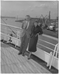 148 Luchtvaartpionier A. Viruly met echtgenote, actrice Mary Dresselhuys op het dek van de Willem Ruys.