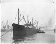 151 Vrachtschip 'PAM' op stroom in de Waalhaven.