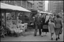 1521 Bloemenmarkt PinksterDrie op de Coolsingel met rechts een gedeelte van de oude Bijenkorf.