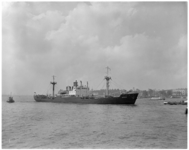 156-2 Russisch vrachtschip Kolomna met de vijf opvarenden van de Gruno op de Nieuwe Maas richting Rijnhaven.