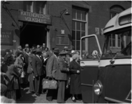 1581 Ouderen vertrekken per bus vanaf het Katendrechts Volkshuis in de Tolhuisstraat 73 voor een vakantie in Haamstede.