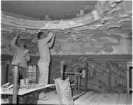 1586 Vakmensen bezig met de restauratie van een plafond in het Schielandshuis.