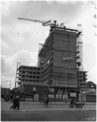 1604 Hoogste punt bereikt bij de bouw van het Rijnhotel; rechts (hoek Kruisplein-Mauritsweg) komt het gedeelte van het ...