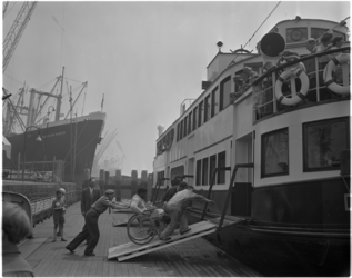 1645-1 500 poliopatiënten worden bij 'Schiemond' aan boord gebracht van de 'Dockyard VII' voor een rondvaart door de ...
