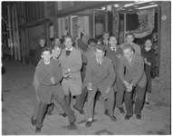168-1 Groep jongemannen die de 'rock-'n-roll' dansen.