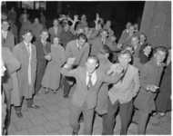 168-2 Groep 'rock-'n-roll' dansende jongeren.