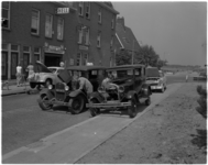 1692 Oude A-Fordjes in reparatie bij garagebedrijf J. Klijnsmit aan de Parallelstraat ter hoogte van de Schielaan. Ook ...