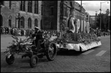 1739 Praalwagen van de 'Spido' op de Coolsingel tijdens het 30ste bloemencorso.