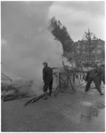175-1 Brandblussen op het Afrikaanderplein tijdens demonstratie van de Bescherming Bevolking.