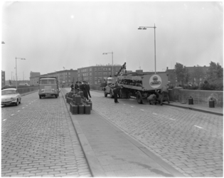 1768-1 Vrachtwagen met butagasflessen verliest een deel van zijn lading op de Doklaan.