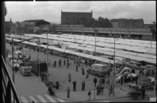 1779-1 Overzicht met tientallen marktkramen van de nieuwe centrummarkt aan de Binnenrotte, langs het spoorviaduct en ...