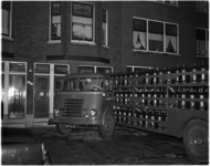 1799 Een vrachtwagen van Esso, geladen met buta- en propaangasflessen schampt een woning aan de Wolphaertsbocht.