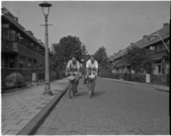 1803 Ries en Piet Teekens uit de Lijsterbesstraat op de fiets naar Turkije.